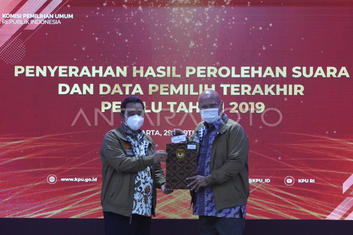 PENYERAHAN DATA HASIL PEROLEHAN SUARA DAN DPT PEMILU 2019 | ANTARA Foto