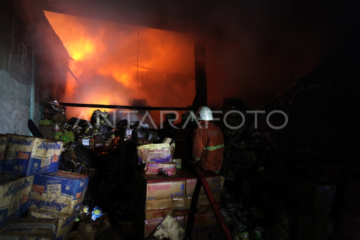 Kebakaran Gudang Di Surabaya Antara Foto