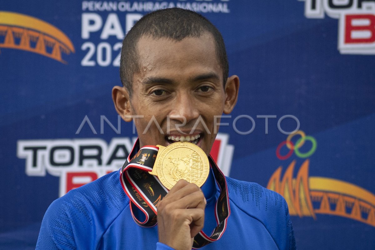 AGUS PRAYOGO JUARA LARI 5.000 METER PON PAPUA | ANTARA Foto