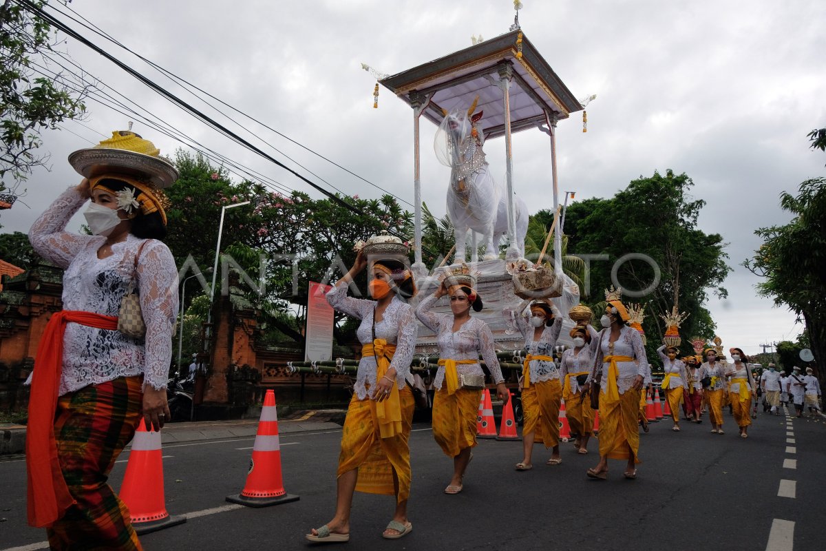 Rangkaian Prosesi Upacara Ngaben Pemuka Agama Hindu Di Bali Antara Foto