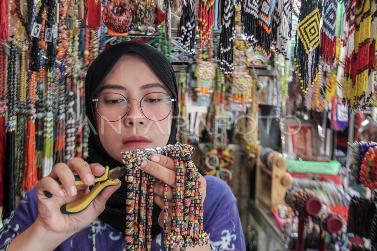 Kerajinan Manik-Manik Khas Lombok Barat