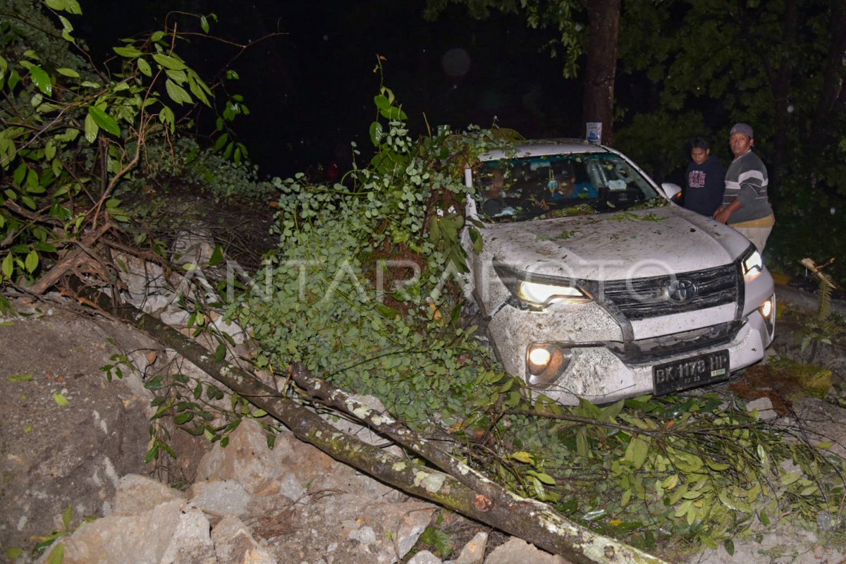 TANAH LONGSOR DI SIBOLANGIT | ANTARA Foto