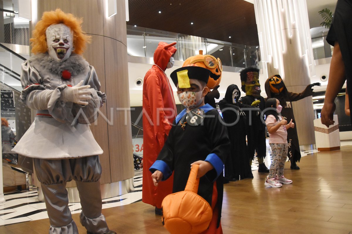 PARADE KOSTUM HALLOWEEN DI PUSAT BELANJA | ANTARA Foto