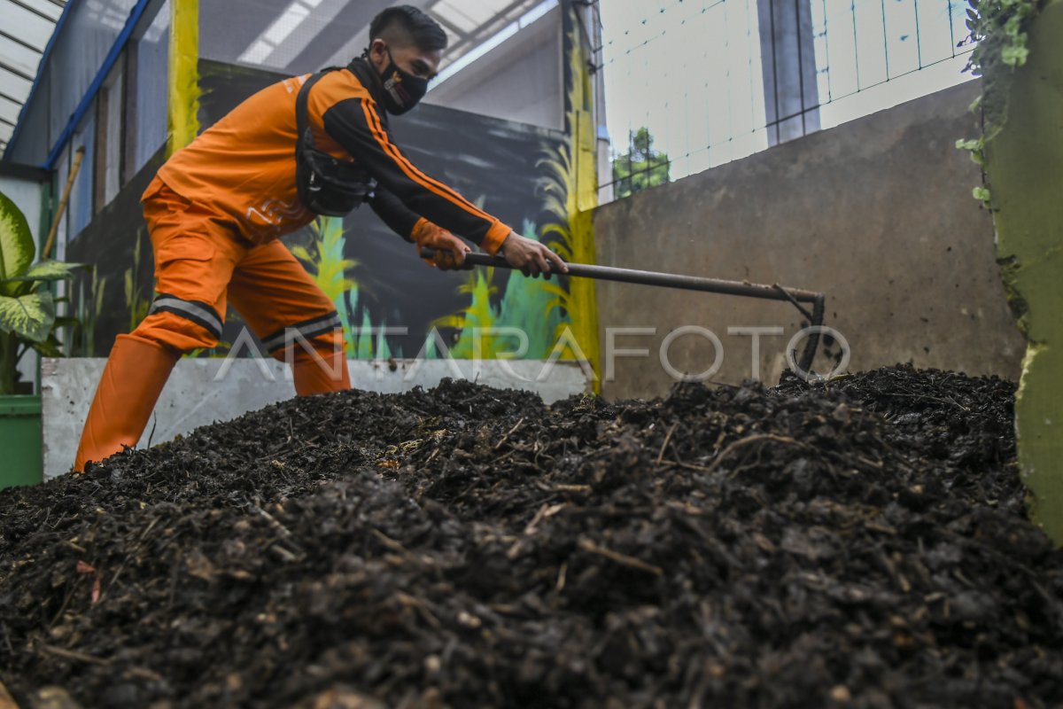 PENGOLAHAN SAMPAH ORGANIK JADI PUPUK KOMPOS DI JAKARTA | ANTARA Foto