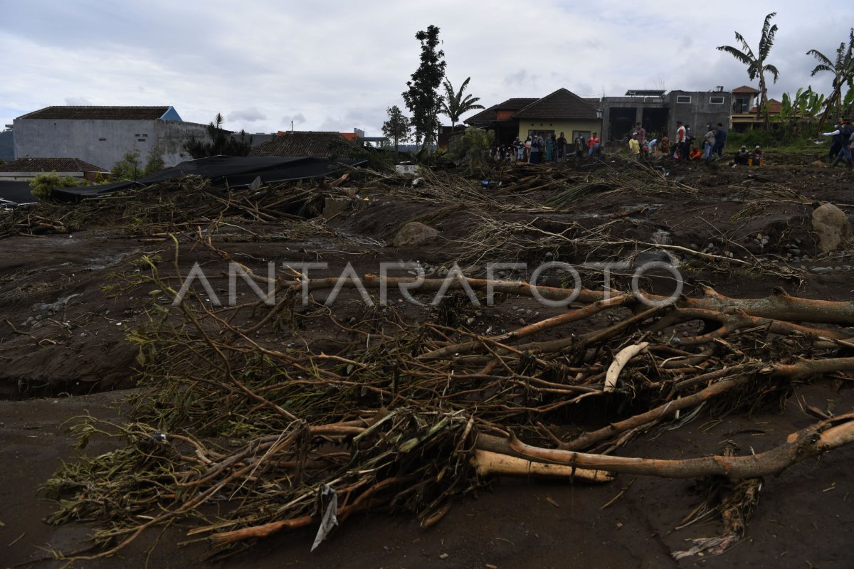 PENCARIAN KORBAN BANJIR BANDANG DI BATU | ANTARA Foto