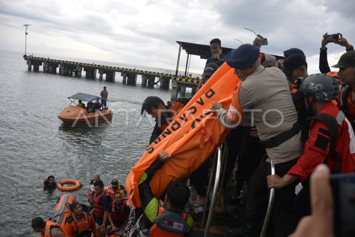 Evakuasi Korban Tenggelam Di Pantai Antara Foto