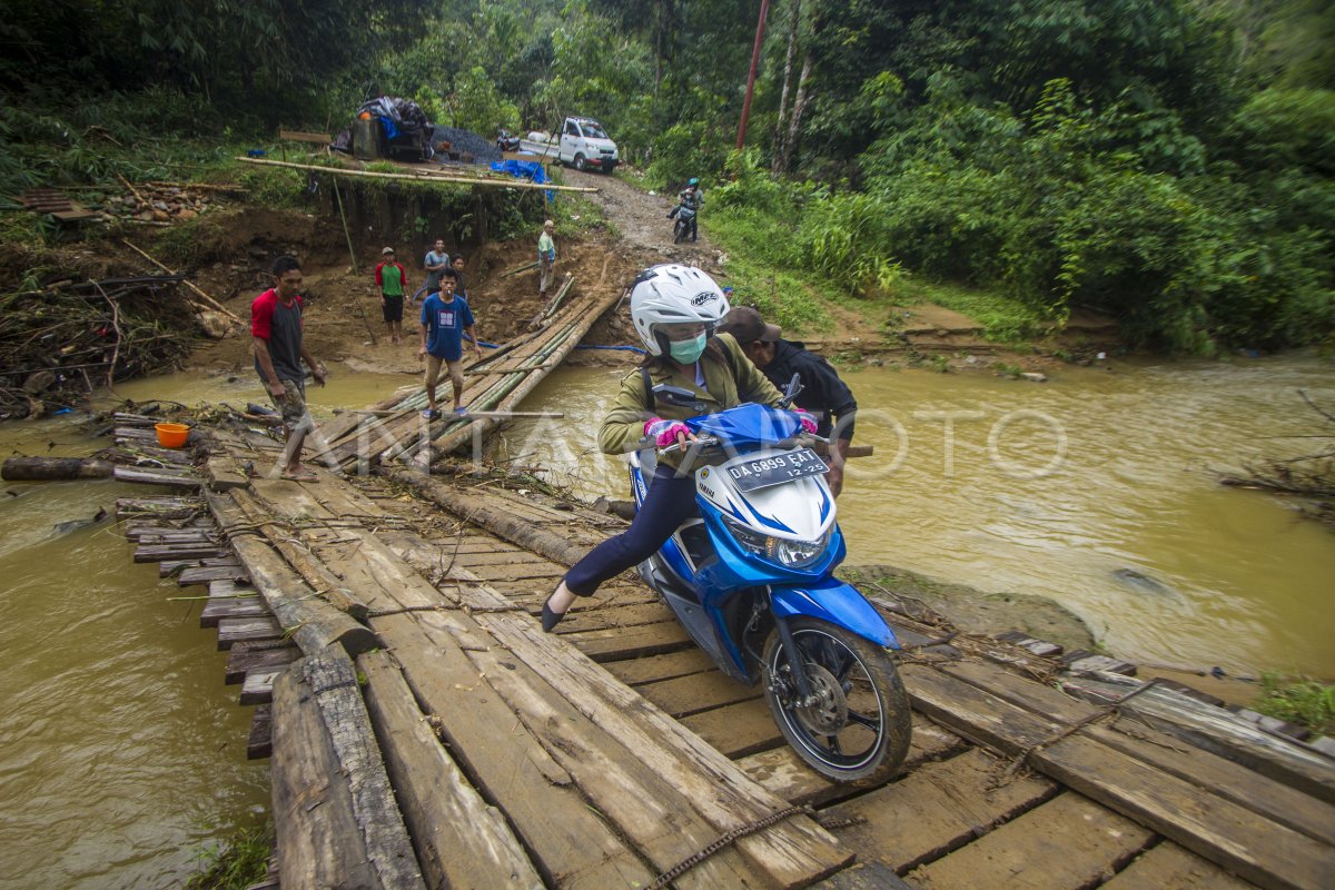 Jembatan Penghubung Antar Desa Ambruk Antara Foto