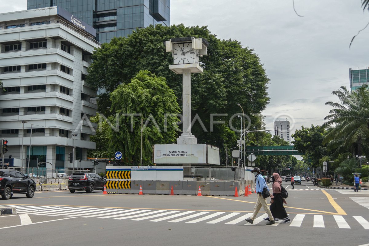 TUGU JAM THAMRIN | ANTARA Foto