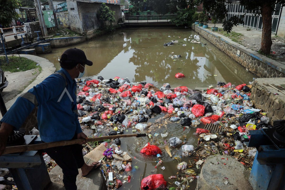 Peningkatan Volume Sampah Plastik Ke Saluran Air Antara Foto