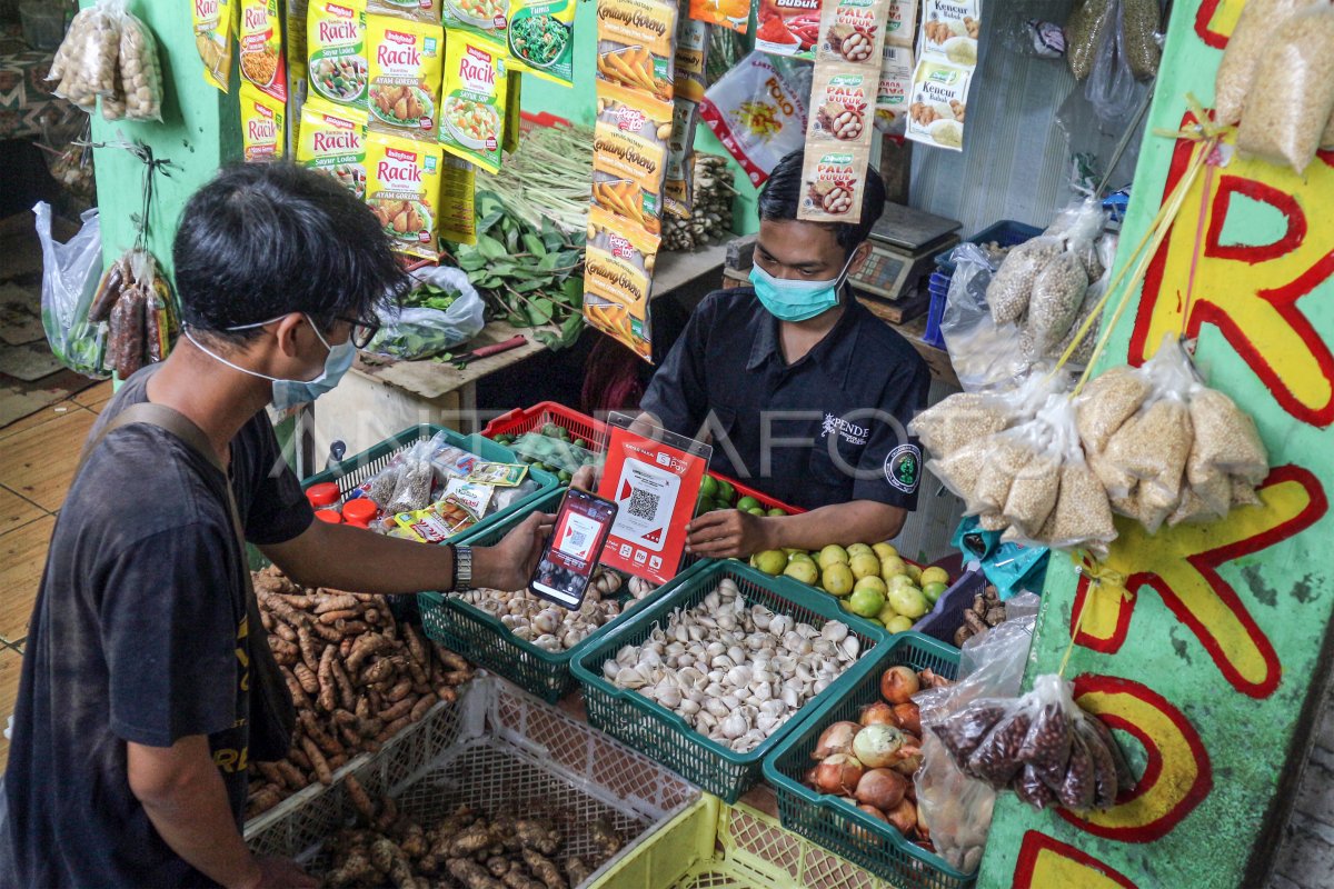 TARGET DIGITALISASI PASAR TRADISIONAL | ANTARA Foto