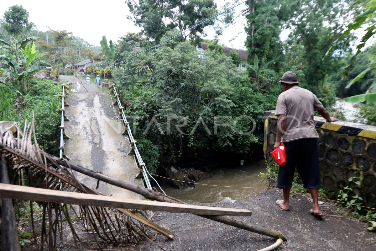 Warga Kesulitan Akses Jalan Akibat Jembatan Terputus Antara Foto