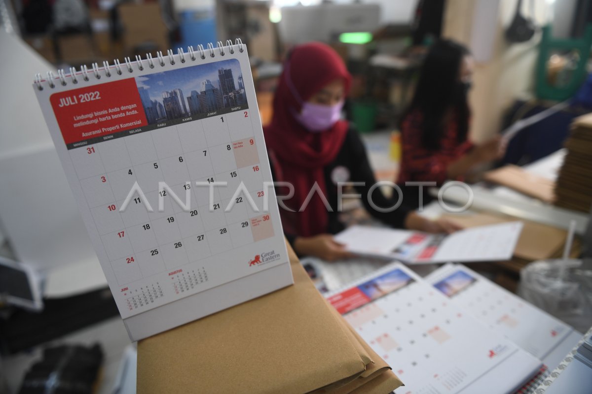 PERMINTAAN CETAK KALENDER MENJELANG PERGANTIAN TAHUN | ANTARA Foto