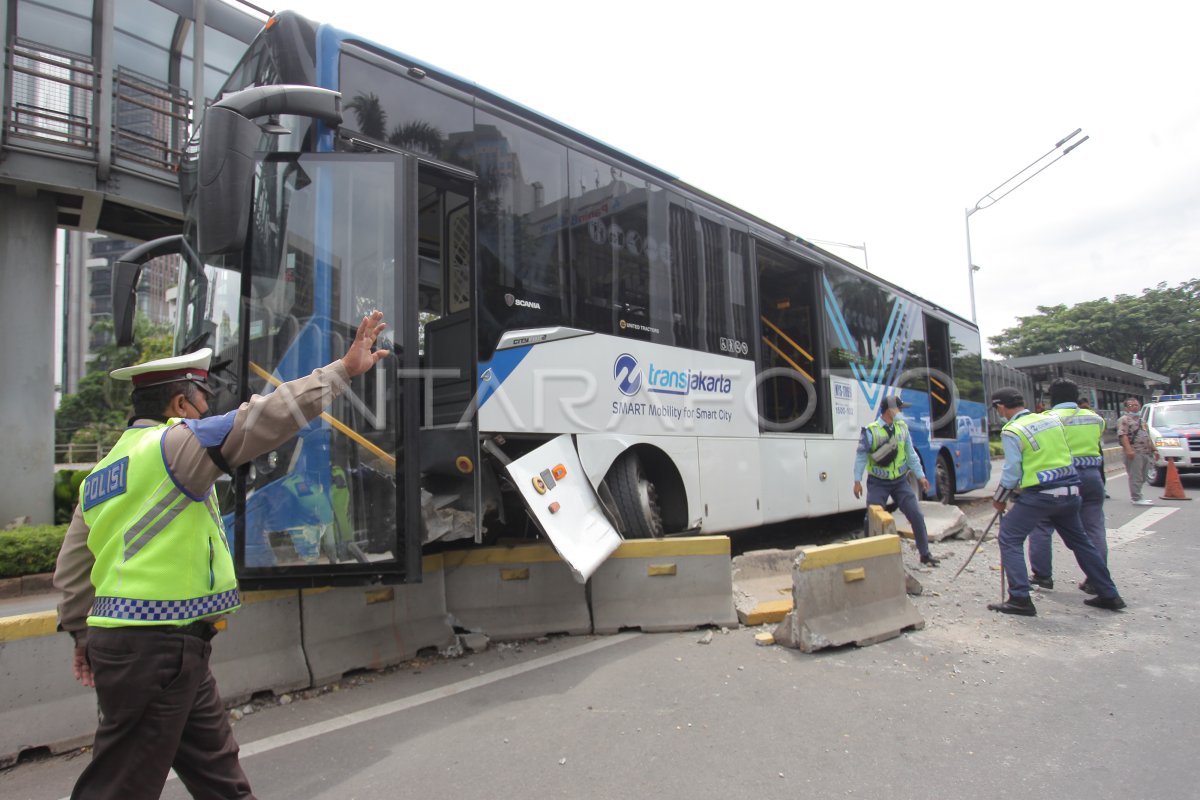 KECELAKAAN TUNGGAL BUS TRANSJAKARTA | ANTARA Foto