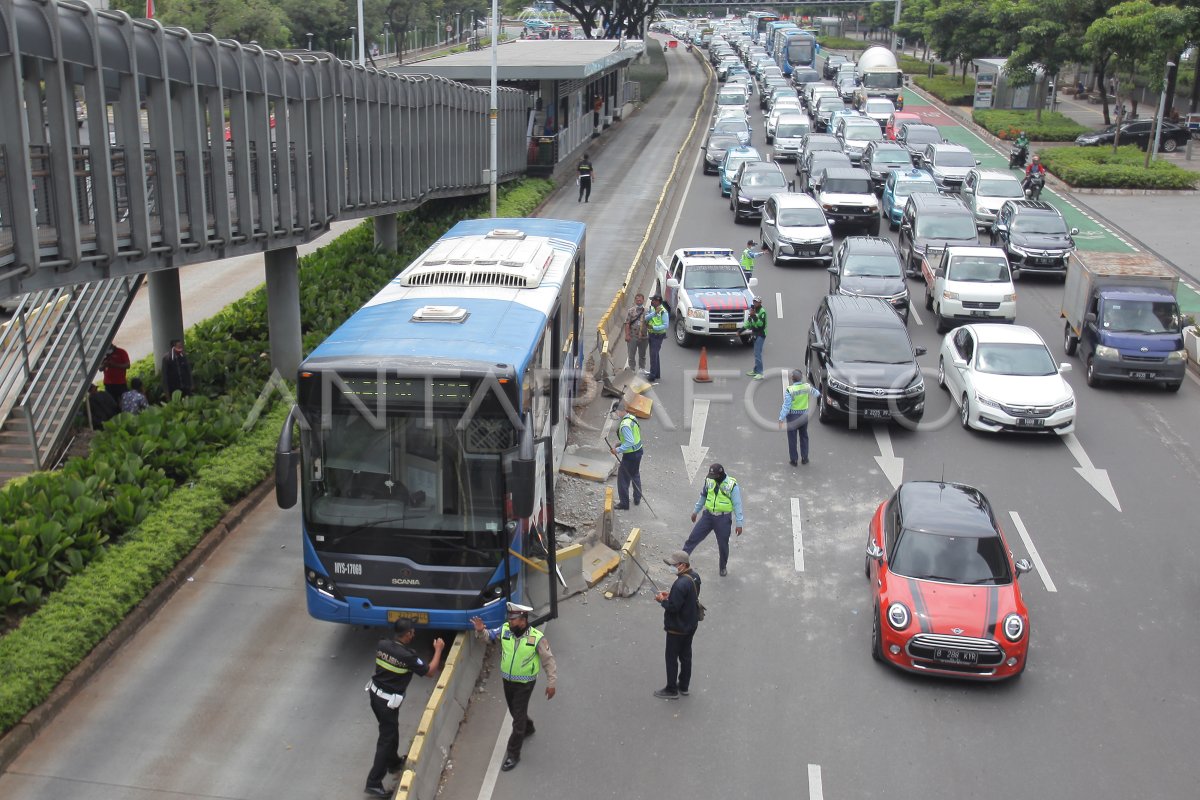 KECELAKAAN TUNGGAL BUS TRANSJAKARTA | ANTARA Foto