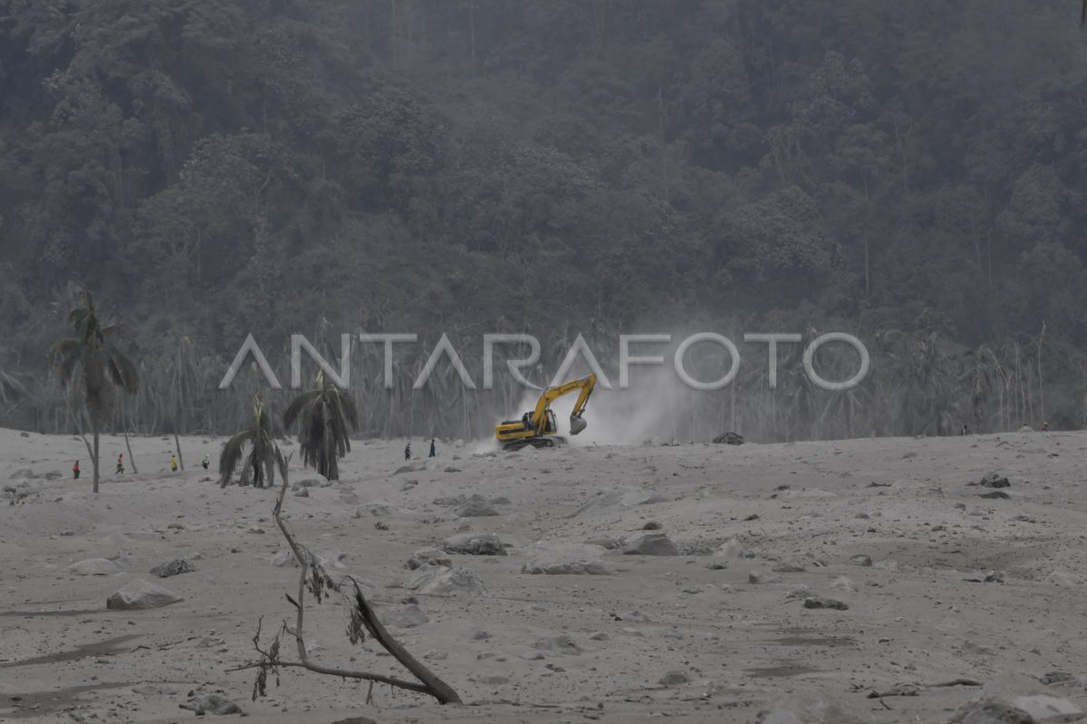 Pencarian Korban Letusan Gunung Semeru Antara Foto