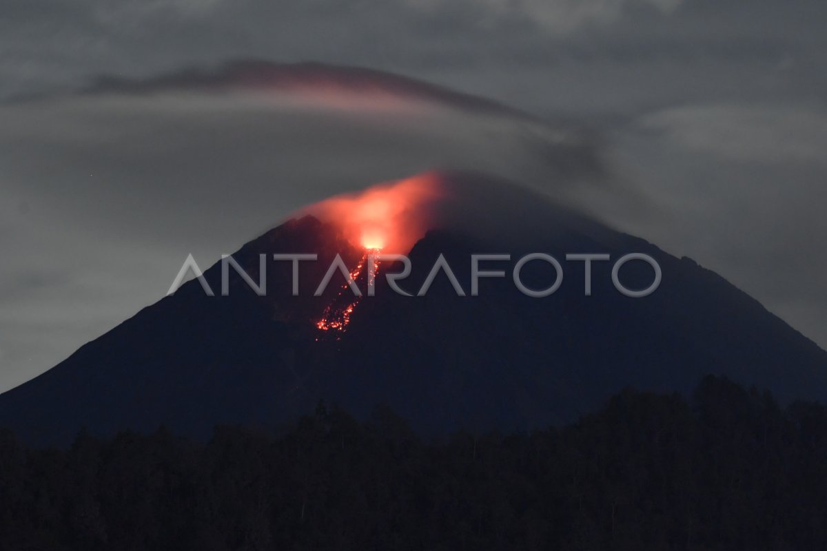 GUNUNG SEMERU KELUARKAN LAVA PIJAR | ANTARA Foto