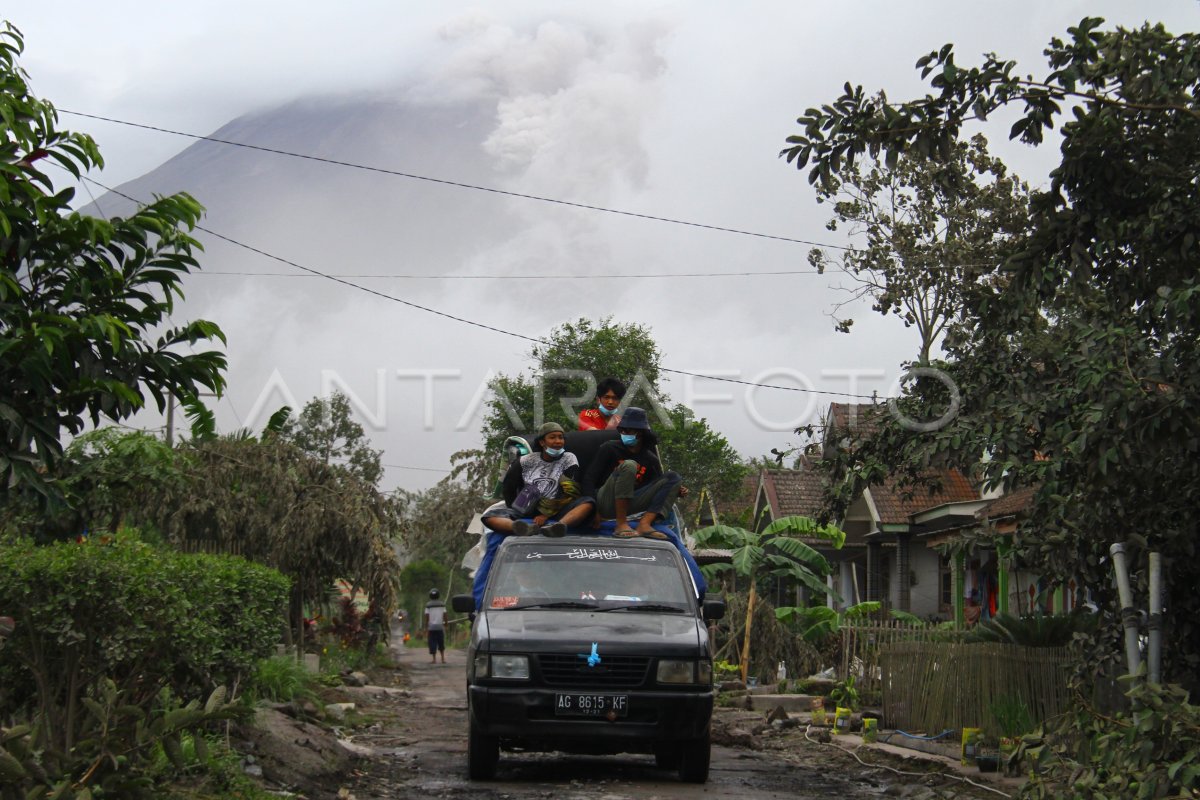 Gunung Semeru Kembali Meluncurkan Awan Panas Antara Foto