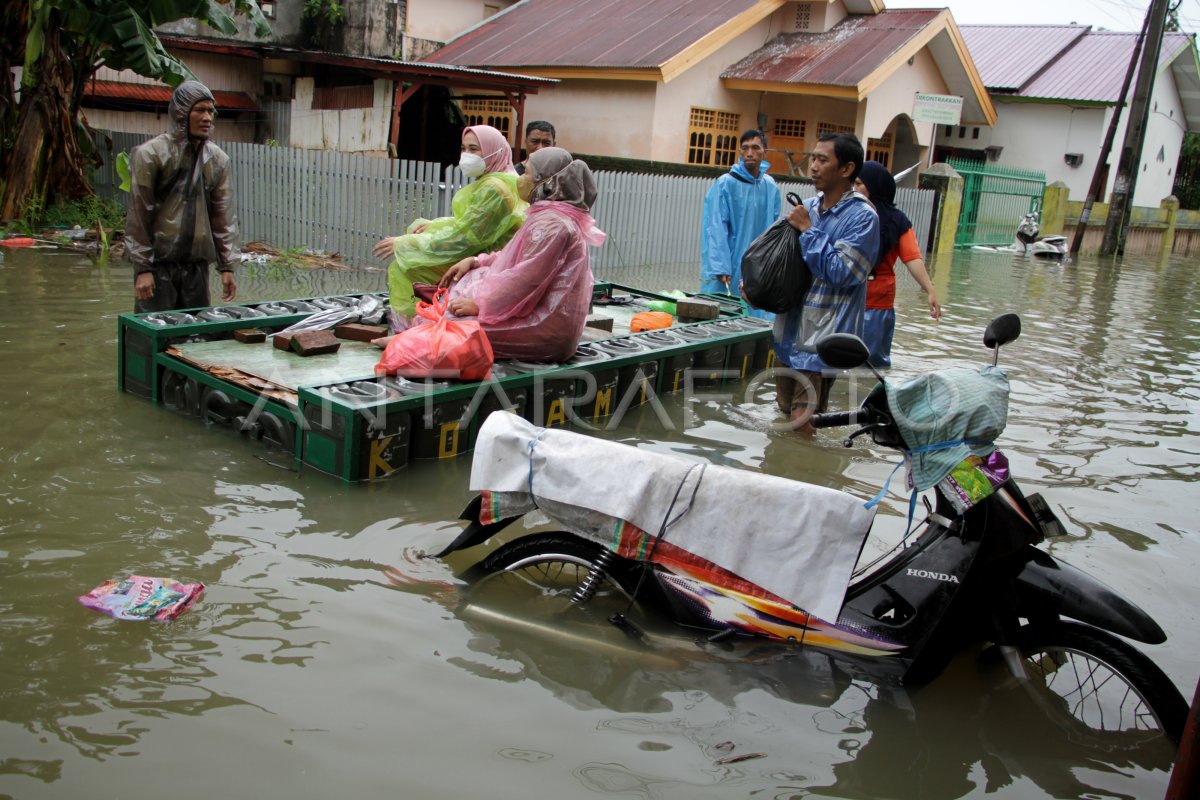 RATUSAN RUMAH TERENDAM BANJIR DI MAKASSAR | ANTARA Foto