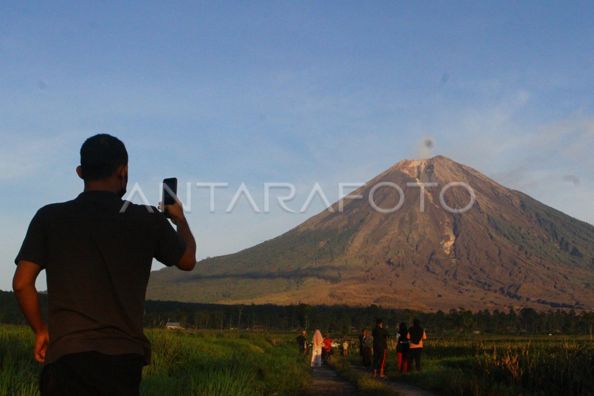 STATUS GUNUNG SEMERU MASIH WASPADA | ANTARA Foto