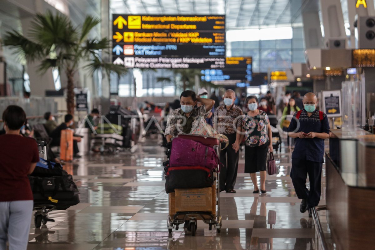 AKTIVITAS PENUMPANG DI BANDARA SOETTA JELANG NATARU | ANTARA Foto