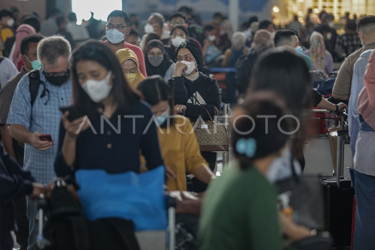 AKTIVITAS PENUMPANG DI BANDARA SOETTA JELANG NATARU | ANTARA Foto