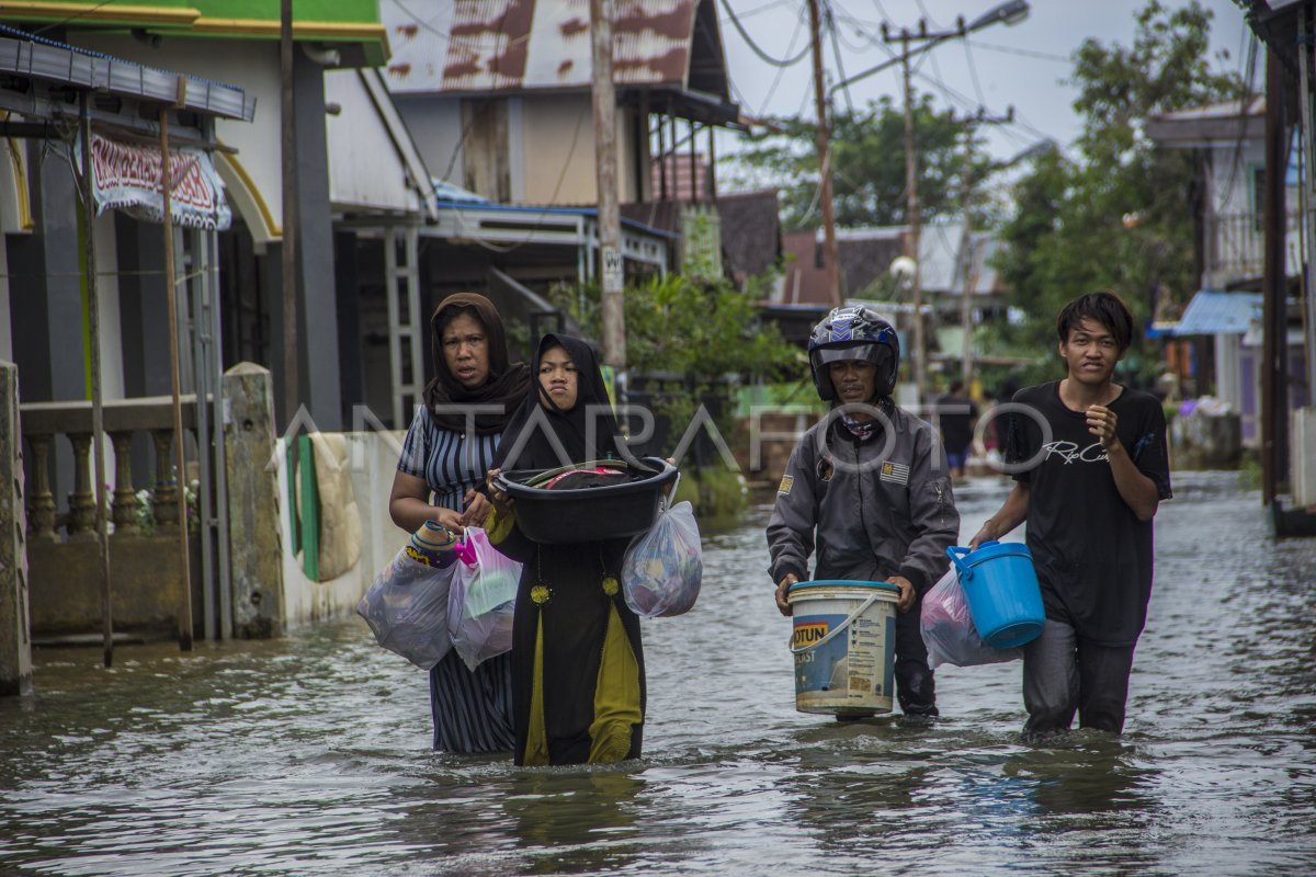 RATUSAN RUMAH WARGA TERENDAM BANJIR | ANTARA Foto