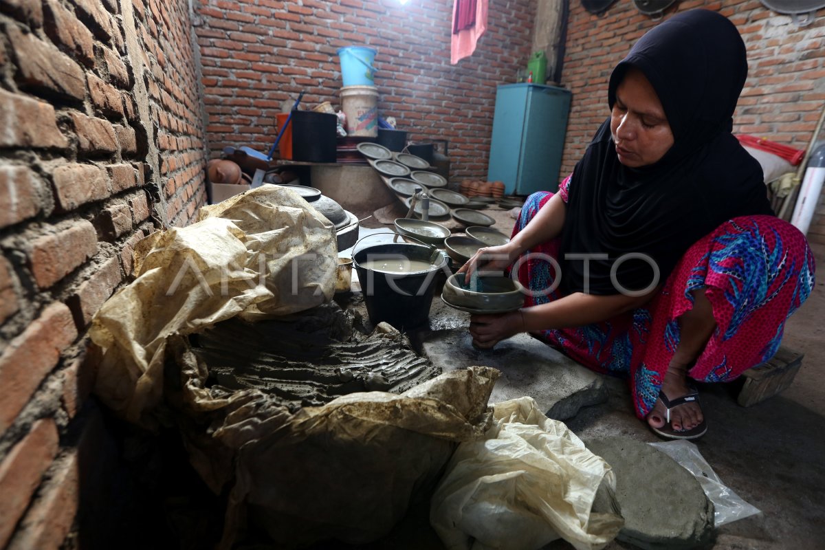 Produksi Kerajinan Gerabah Antara Foto