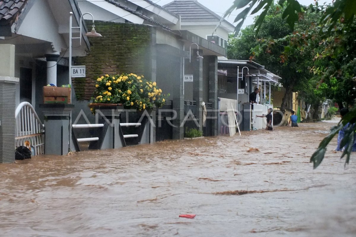 DAMPAK BANJIR DI JEMBER | ANTARA Foto