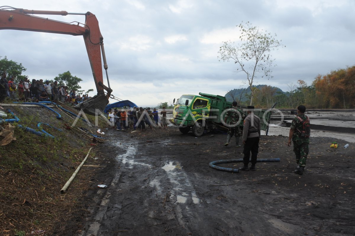 TRUK PASIR TERSERET BANJIR LAHAR HUJAN GUNUNG SEMERU | ANTARA Foto