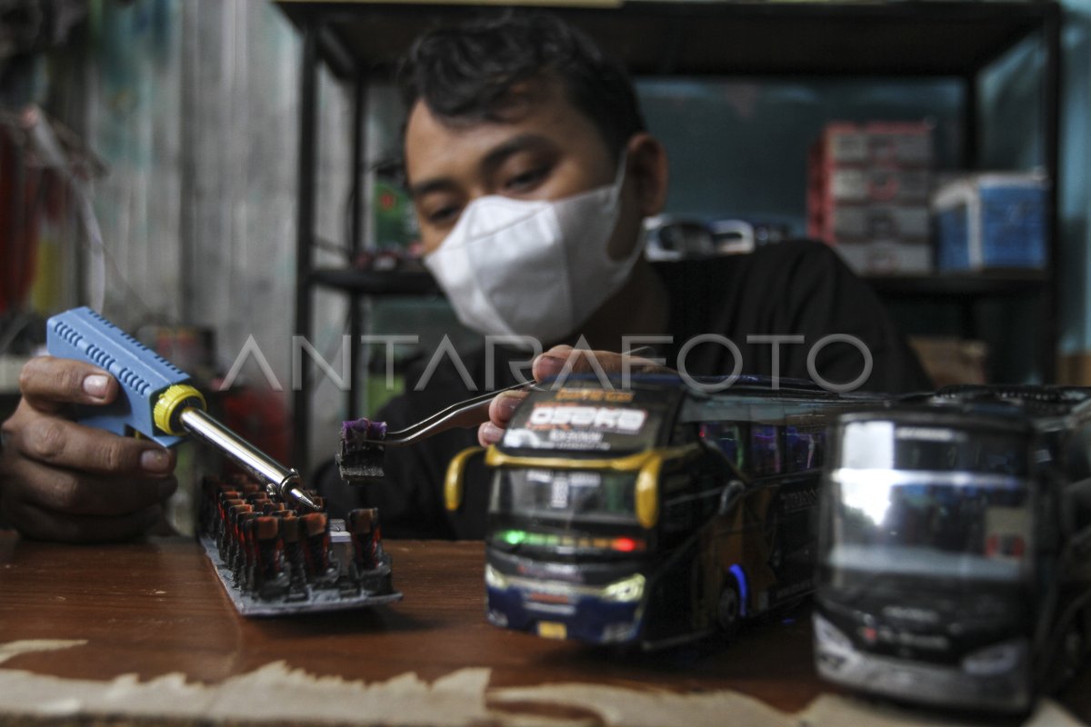 Kerajinan Miniatur Bus Antara Foto 4548