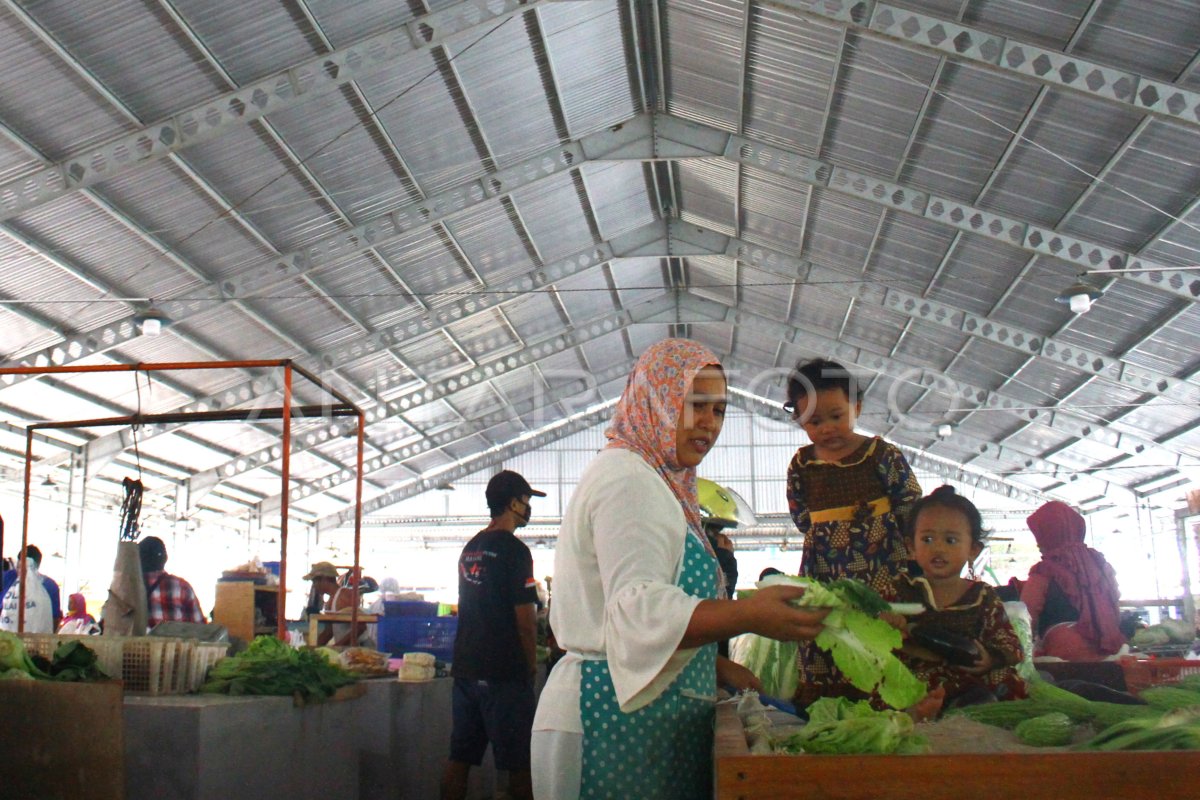 PERCEPATAN REVITALISASI PASAR RAKYAT | ANTARA Foto