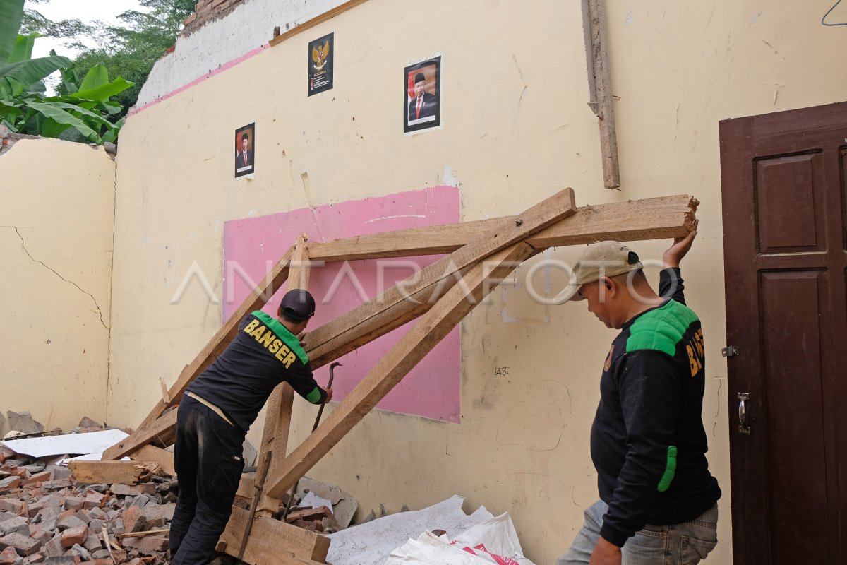 ATAP SEKOLAH AMBRUK | ANTARA Foto