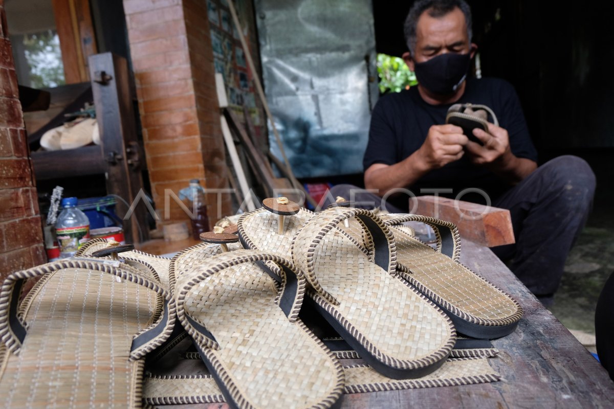 Sandal Upanat Untuk Wisatawan Borobudur Antara Foto