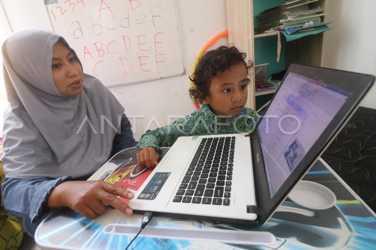 PEMBERLAKUAN KEMBALI SEKOLAH DARING | ANTARA Foto