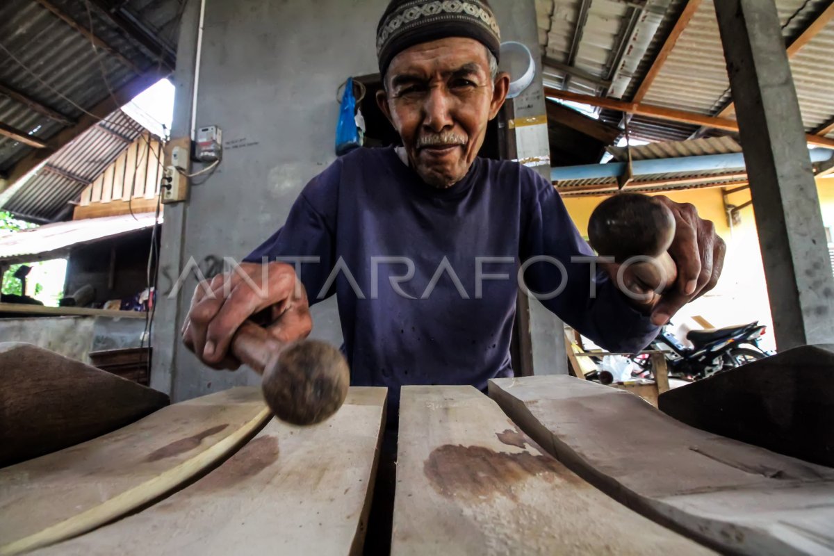 PEMBUATAN ALAT MUSIK TRADISIONAL CANANG CEUREKEH | ANTARA Foto