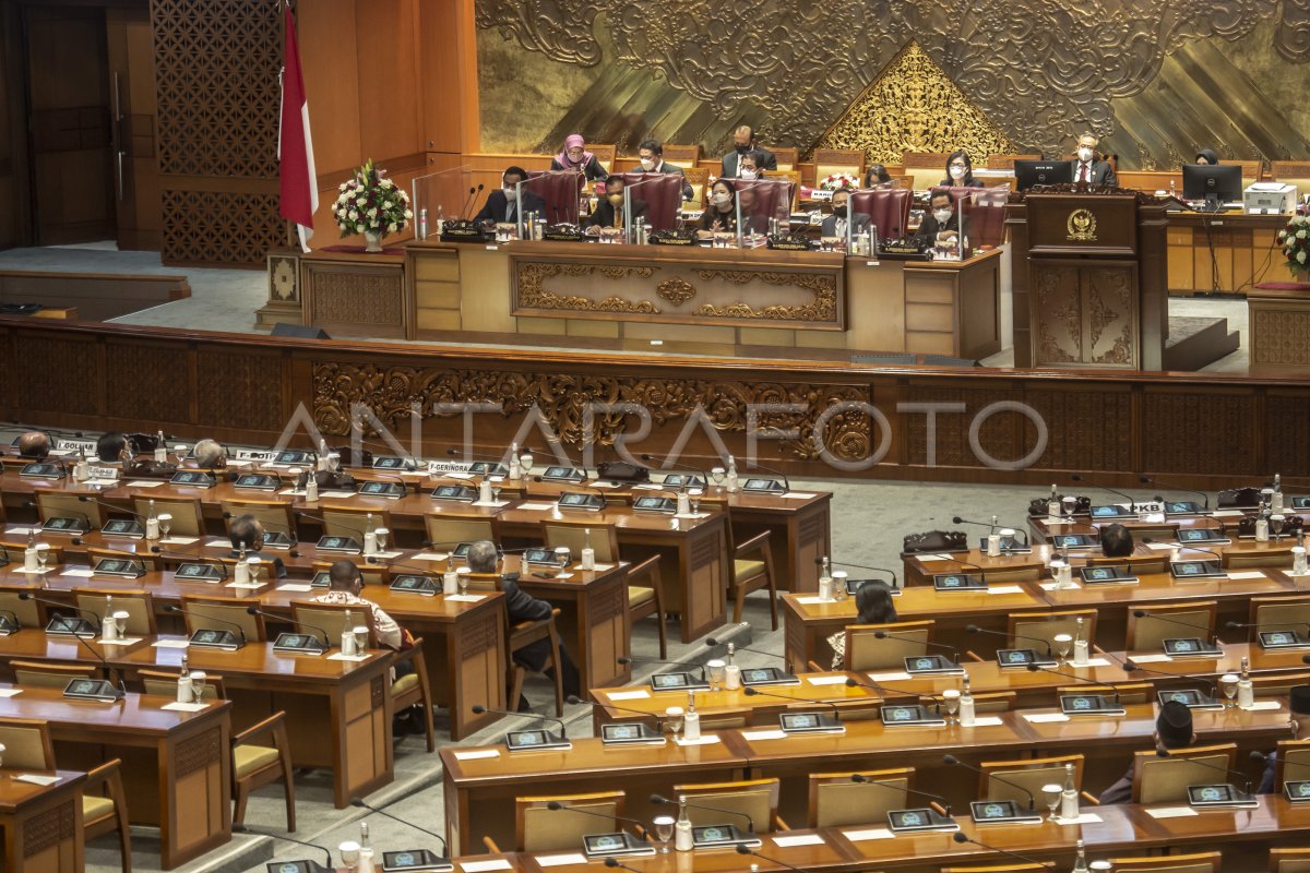 DPR TETAPKAN ANGGOTA KPU DAN ANGGOTA BAWASLU 2022-2027 | ANTARA Foto