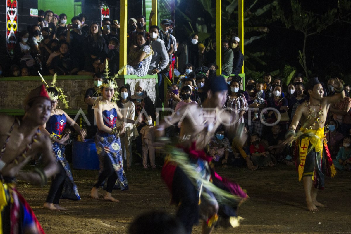 Pentas Seni Dayak Maanyan Warukin Antara Foto