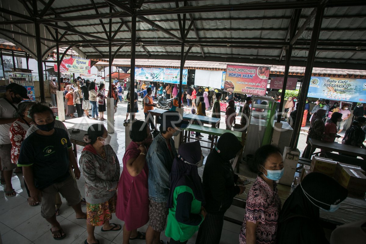 OPERASI PASAR MINYAK GORENG DI SOLO | ANTARA Foto