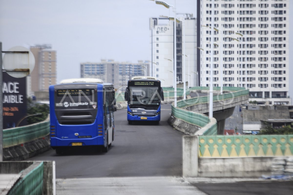 PENUTUPAN RUTE 13A DAN 13B TRANSJAKARTA | ANTARA Foto