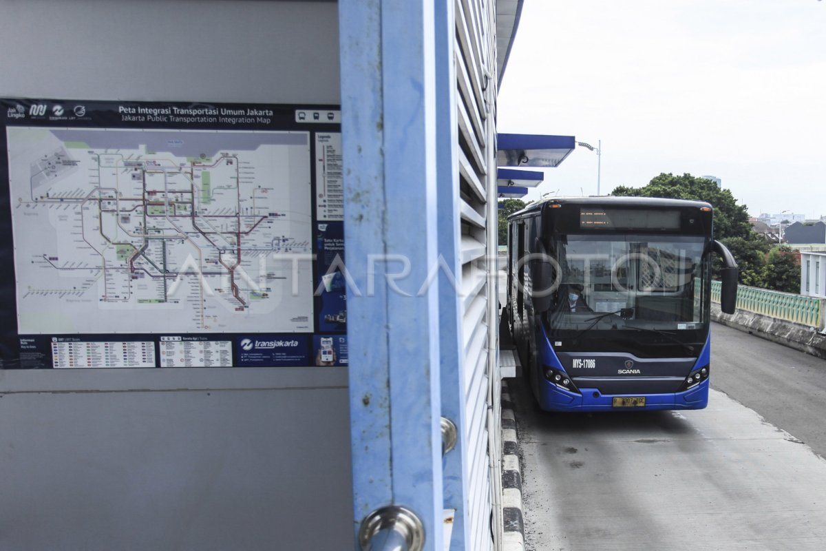 PENUTUPAN RUTE 13A DAN 13B TRANSJAKARTA | ANTARA Foto