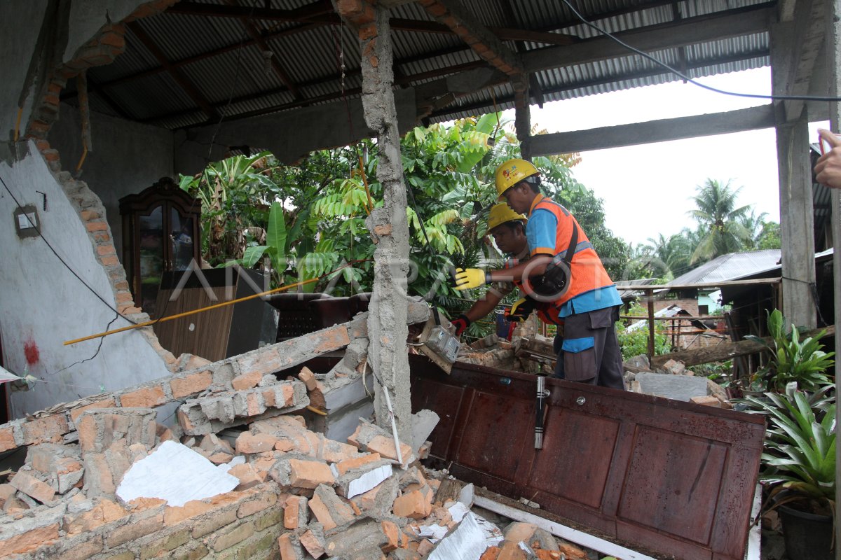 Dampak Gempa Bumi Di Pasaman Barat Antara Foto