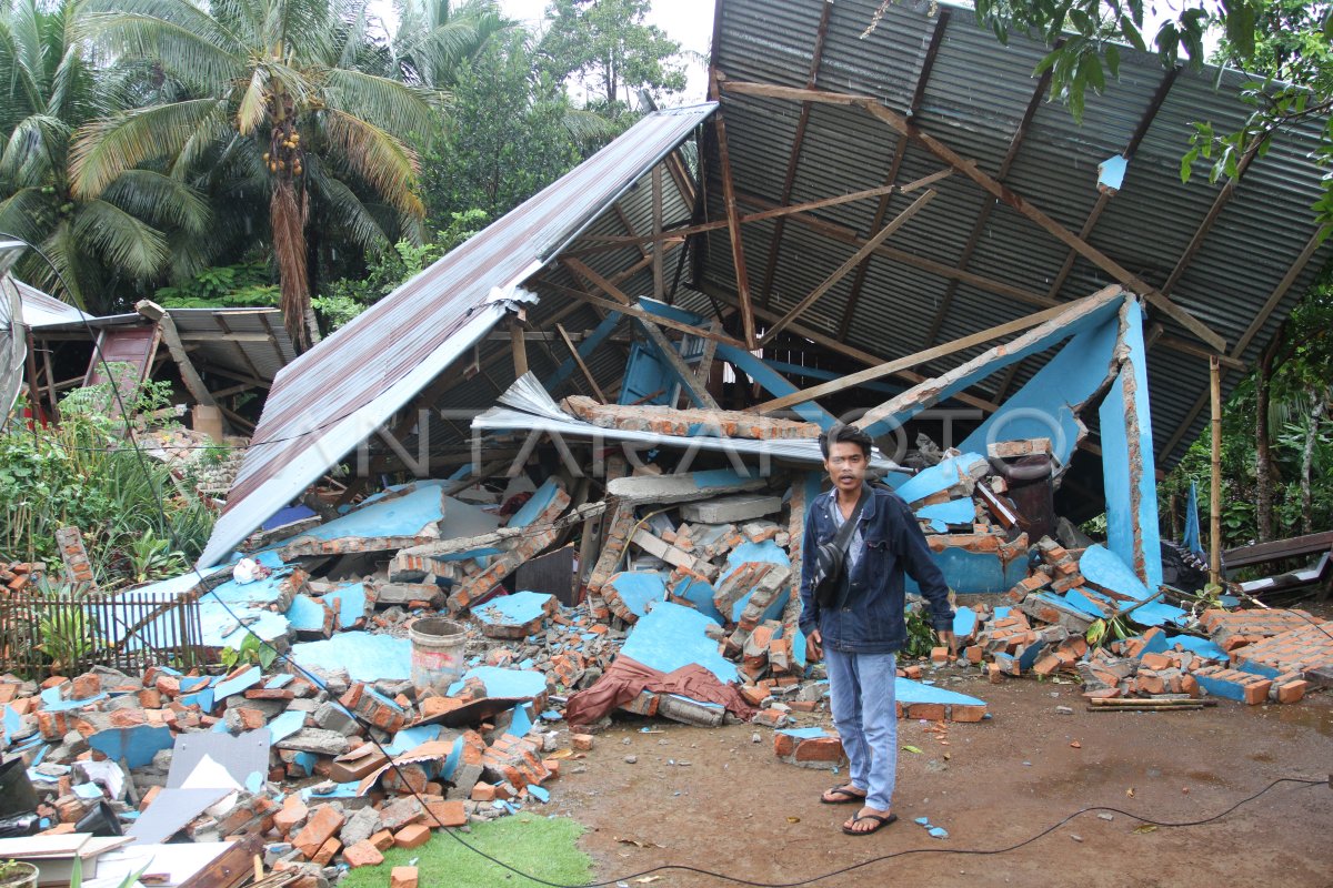 Dampak Gempa Bumi Di Pasaman Barat Antara Foto