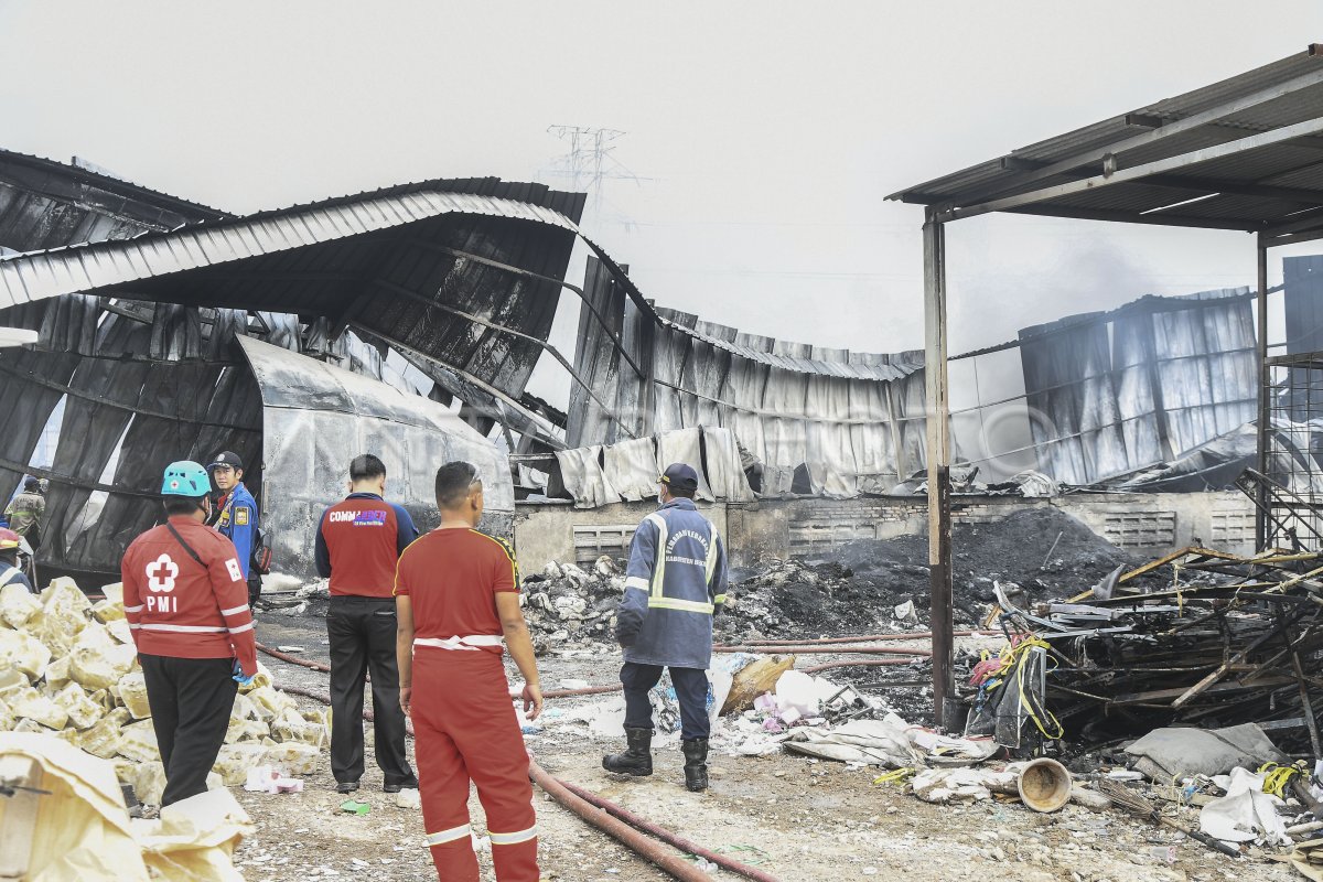 KEBAKARAN PABRIK PENGOLAHAN LIMBAH DI CIKARANG | ANTARA Foto