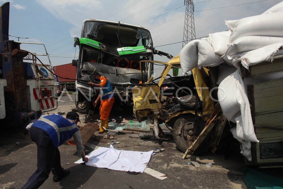 KECELAKAAN BUS PARIWISATA DENGAN TRUK | ANTARA Foto