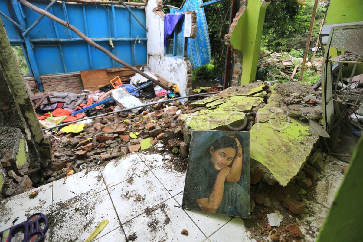 RUMAH RUSAK AKIBAT PERGERAKAN TANAH | ANTARA Foto