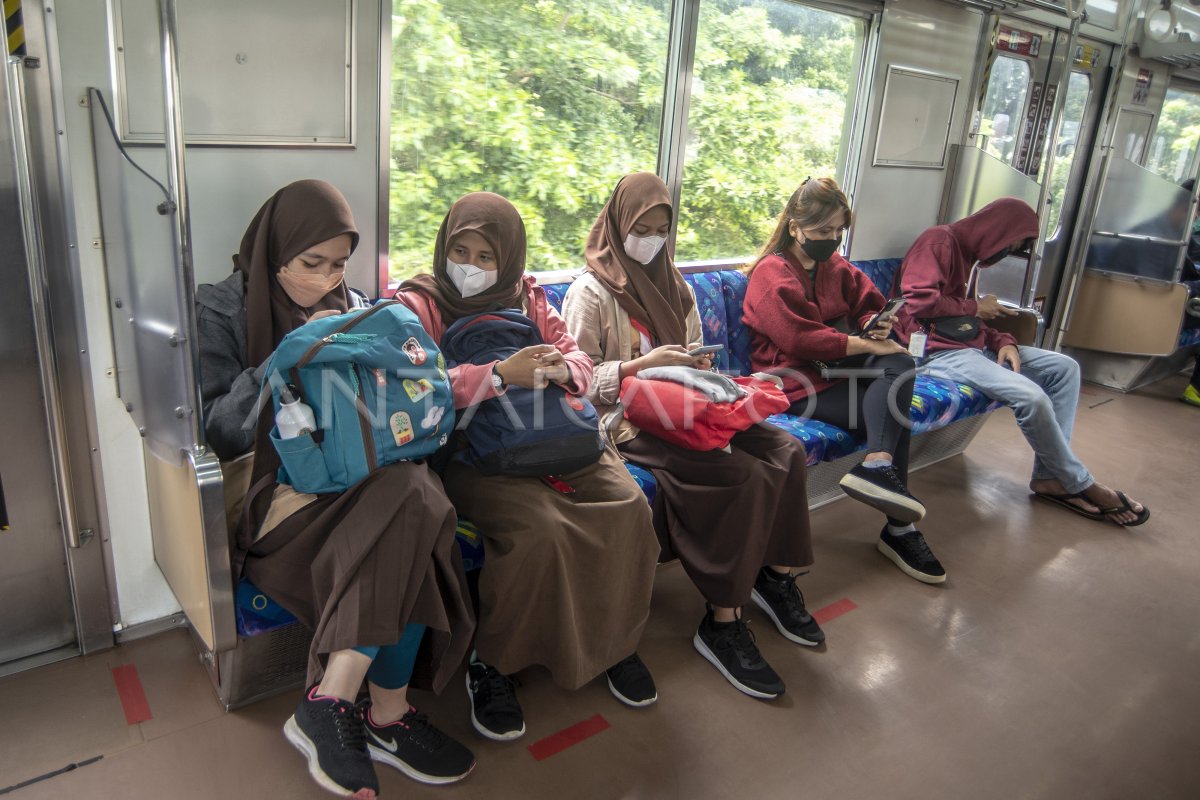 ATURAN BARU BAGI PENUMPANG KRL | ANTARA Foto