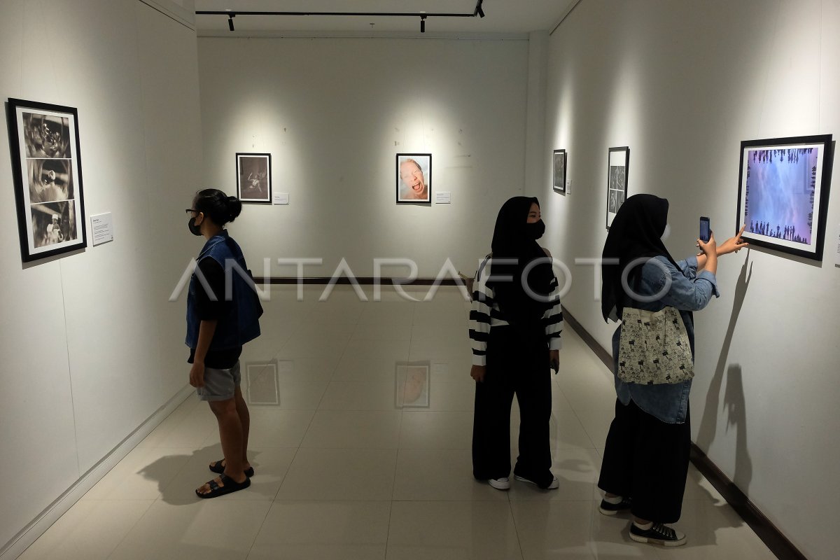 Pameran Fotografi Karya Mahasiswa Di Bali | Antara Foto