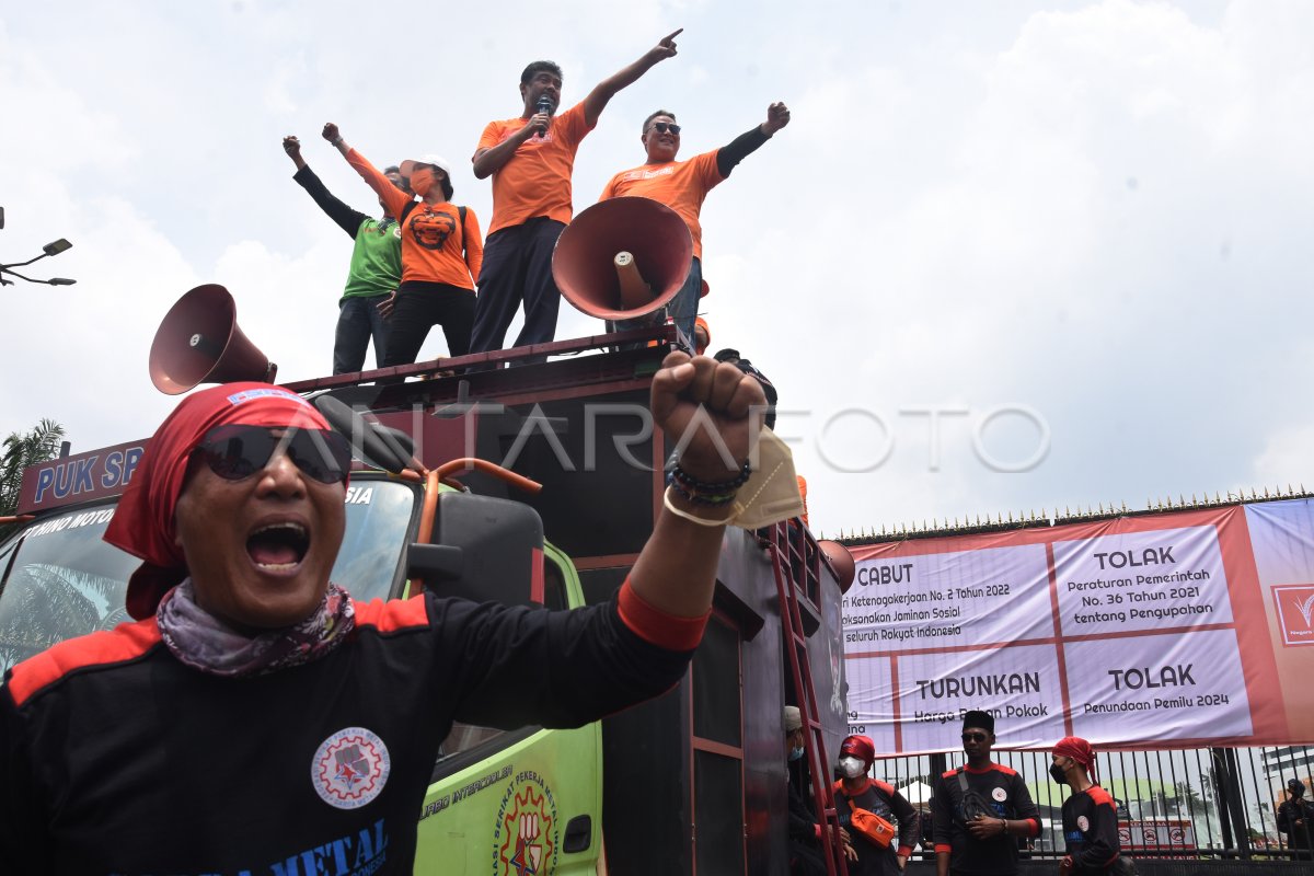 AKSI BURUH TOLAK PENUNDAAN PEMILU 2024 | ANTARA Foto