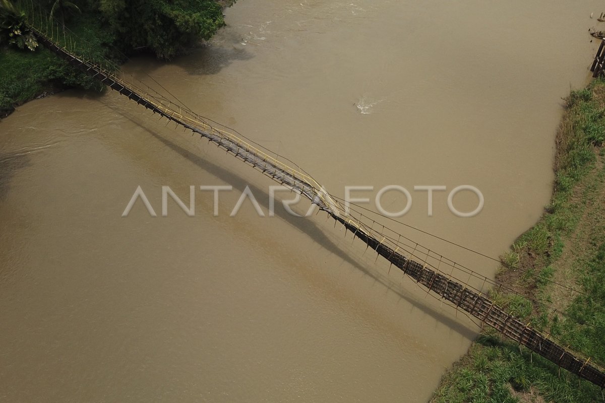 Jembatan Gantung Penghubung Desa Putus Di Bireun Antara Foto