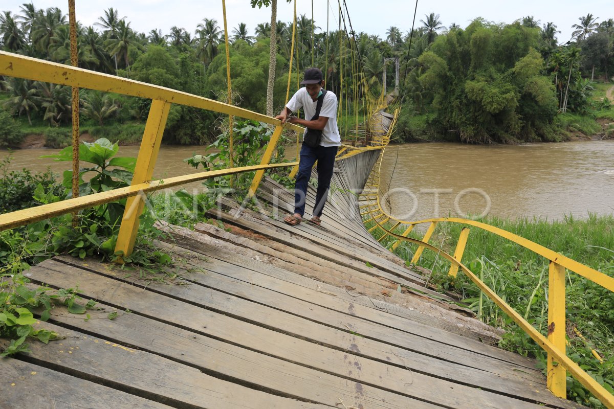 Jembatan Gantung Penghubung Desa Putus Di Bireun Antara Foto